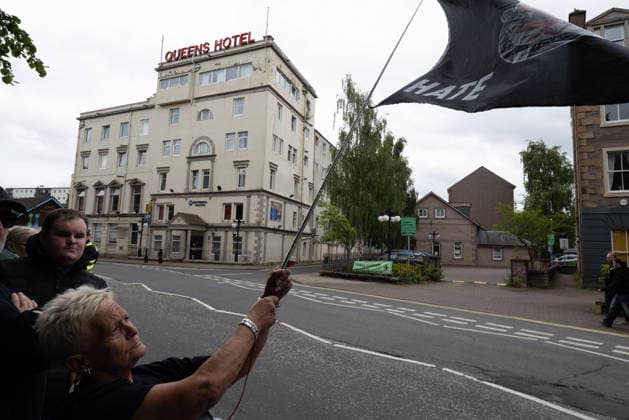 Schottland, Perth, Proteste vor Hotels mit Asylbewerbern: Anti-Migrations-Demonstration und Gegenprotest