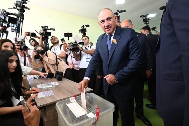 Parlamentswahl in Armenien, Nikol Paschinjan Stimmabgabe in Jerewan