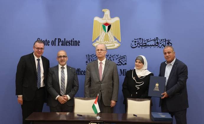 Nahostkonflikt, Westjordanland, Palästinensischer Premier Mohammad Mustafa unterzeichnet Förderverträge in Ramallah