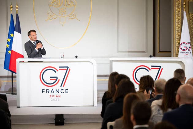 Frankreich, Emmanuel Macron bei einem Treffen mit den G7-Engagement-Gruppen in Paris