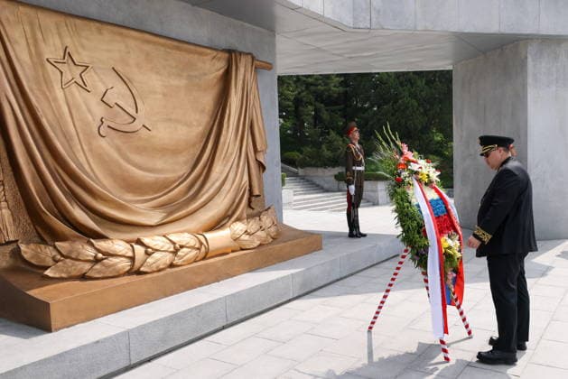 Nordkorea, Kranzniederlegung am Liberation Monument vor Russland-Tag in Pjoengjang