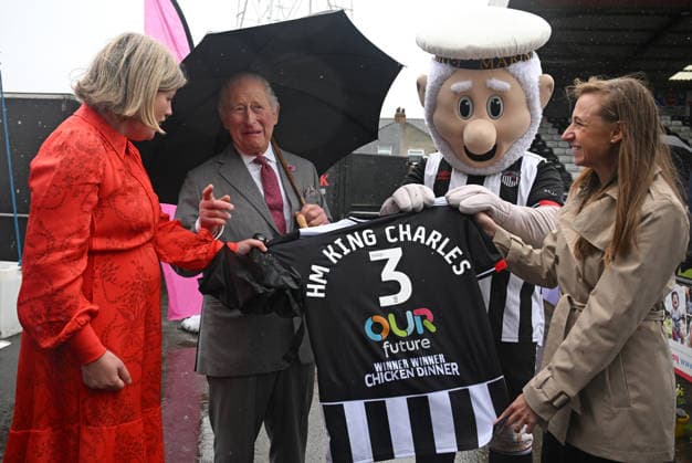 Royals, König Charles III. bei einem Besuch des Grimsby Town Football Club