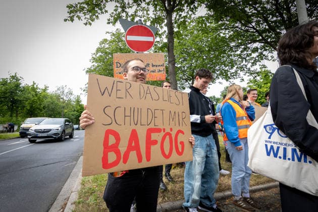NRW, Studenten protestieren in gegen den Stopp der BaföG-Erhöhung in Bonn