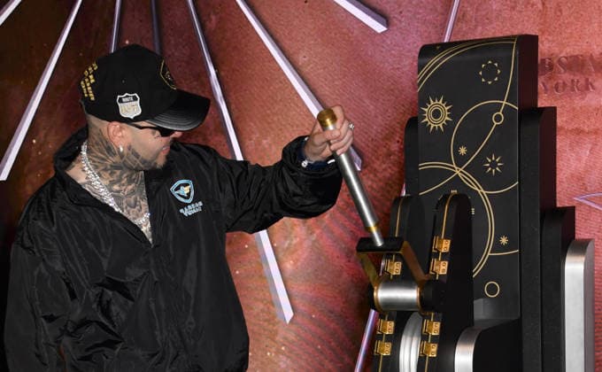 Celebrity, Farruko besucht Empire State Building in New York
