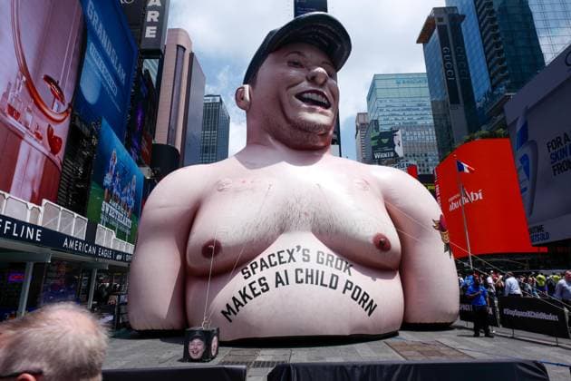 New York, aufblasbare Elon-Musk-Figur am Times Square kritisiert Grok-KI-Chatbot