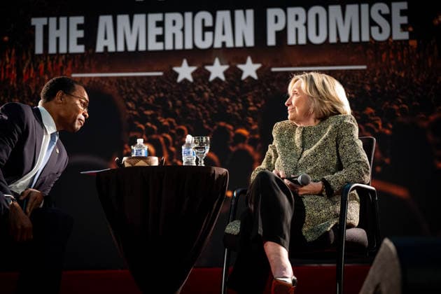 USA, Hillary Clinton während Diskussionsrunde in Chicago