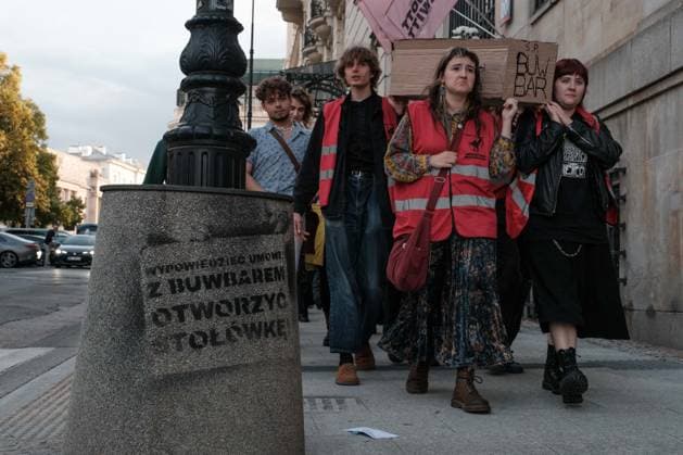 Polen, Studenten in Warschau protestieren mit symbolischer Beerdigung