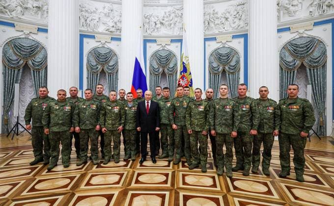 Russland, Wladimir Putin trifft Soldaten