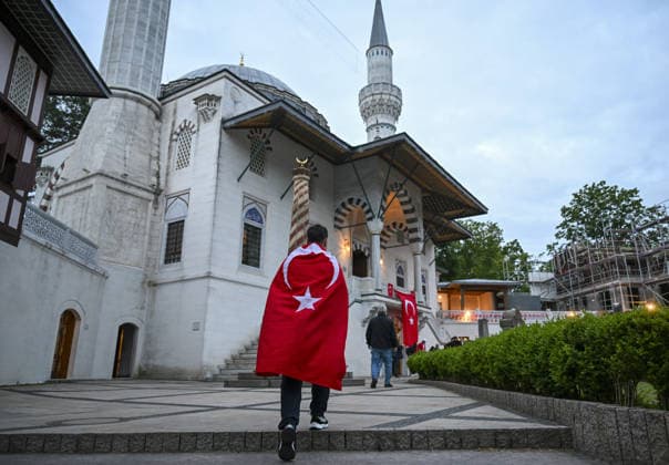 Berlin, Menschen beten in der DITIB Sehitlik Moschee