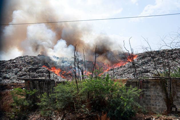 Indien, Brand auf einer Mülldeponie in Chennai