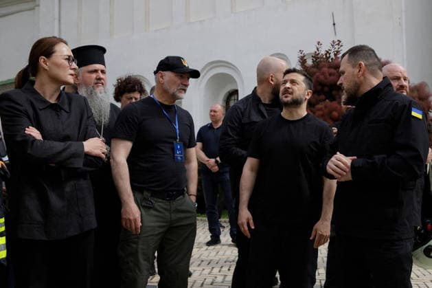 Ukraine-Krieg, Wolodymyr Selenskyj besucht Unesco-Weltkulturerbe Höhlenkloster in Kiew nach schweren Angriffen