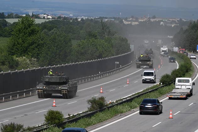 Tschechien, Panzer auf der Autobahn D35 in der Region Olmütz