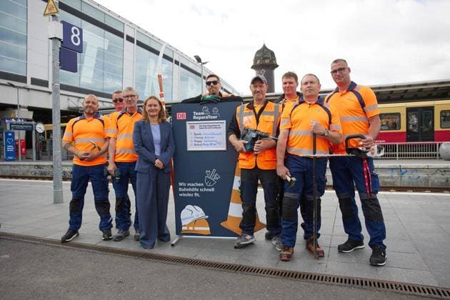 Berlin, Deutsche Bahn präsentiert mobile Handwerkerteams am Bahnhof Ostkreuz