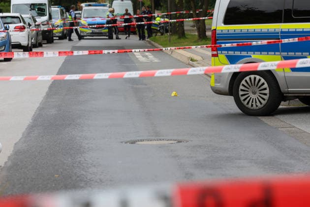 NRW, Polizei schießt auf bewaffneten Mann vor einem Kindergarten in Erkrath