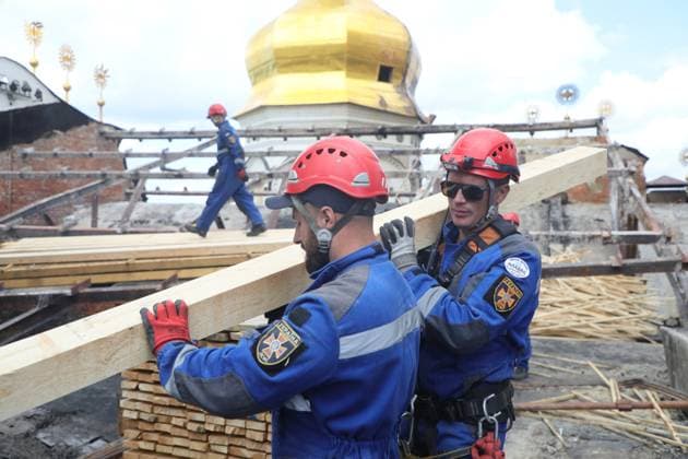 Ukraine-Krieg, Aufräumarbeiten nach Russischem Luftangriffe auf Unesco-Weltkulturerbe Höhlenkloster in Kyjiw
