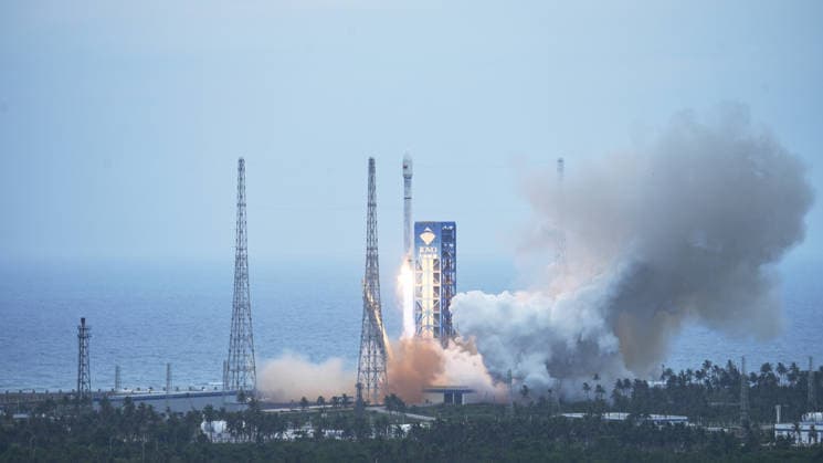 China, Start einer Langer-Marsch-12-Trägerrakete in Wenchang