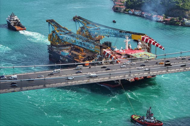 Türkei, Saipem 7000 auf Fahrt von Libyen nach Rumänien passiert den Bosporus in Istanbul