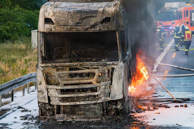 Hessen, Lkw-Sattelzug brennt auf A60 bei Rüsselsheim-Mitte aus