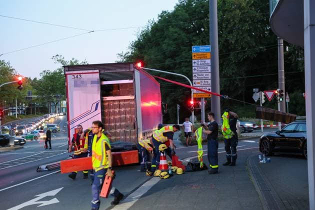 NRW, Verkehrschaos wegen verrutschter Lkw-Ladung in Solingen
