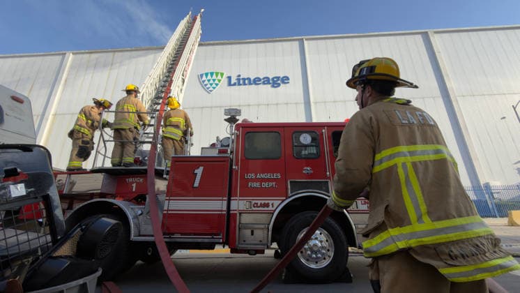 USA, Großbrand in Kühlhaus in Los Angeles