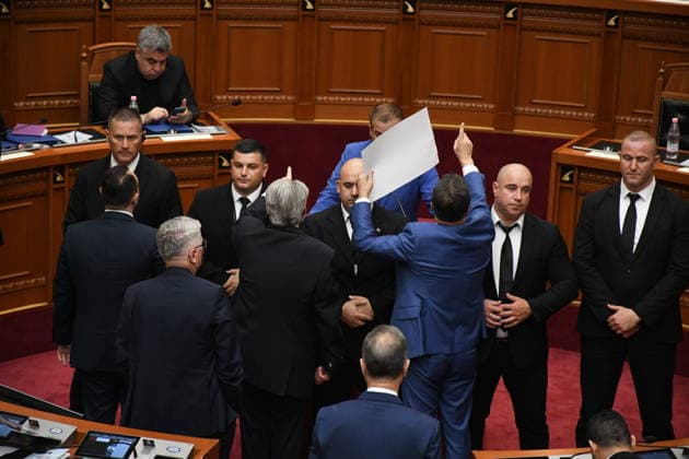 Albanien, Parlamentssitzung in Tirana