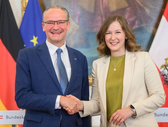 Österreich, Claudia Bauer empfängt Gunther Krichbaum in Wien