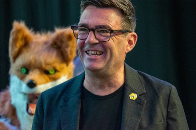 Großbritannien, Nachwahl in Makerfield, Andy Burnham hält Siegesrede in Wigan