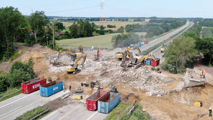 Niedersachsen, Abriss der Brücke über die A27 bei Langwedel