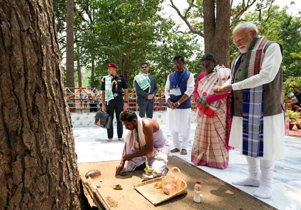 Indien, Droupadi Murmu und Narendra Modi bei Gebeten in Pahadpur