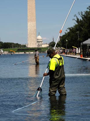USA, Arbeiten am Lincoln Memorial Reflecting Pool in Washington