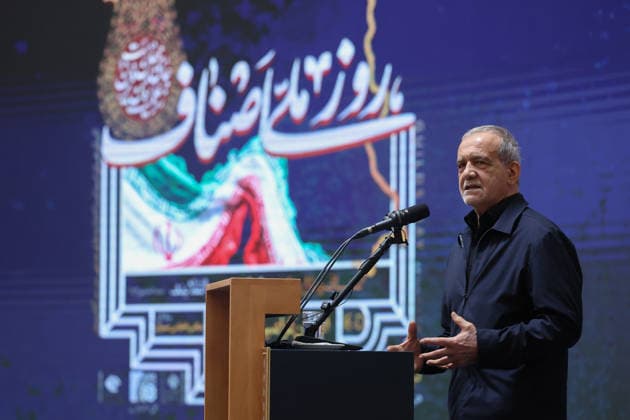 Iran, Präsident Masoud Peseschkian bei Ansprache im Leaders Conference Hall anlässlich des Tages der kleinen Unternehmen in Teheran