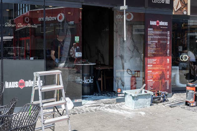 Hessen, Feuer nach Brandstiftung in Imbiss in Rüsselsheim am Main
