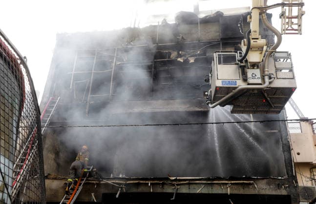 Indien, Feuerwehr im Einsatz nach Großbrand in Bildungseinrichtung im Stadtteil Aliganj in Lucknow