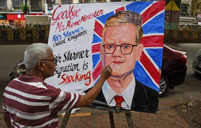 Indien, Künstler malt Abschieds-Poster nach Rücktritt von Großbritanniens Premier Keir Starmer in Mumbai