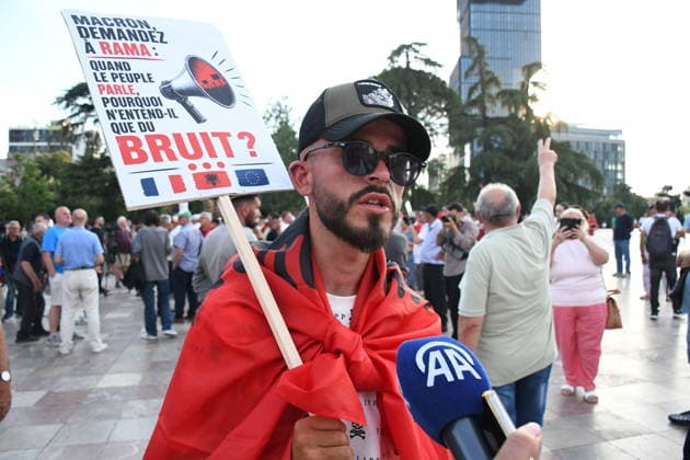 Albanien, Proteste gegen geplante Privatisierung von Küstenflächen für Luxusprojekt in Zvernec bei Vlora dauern in Tirana an
