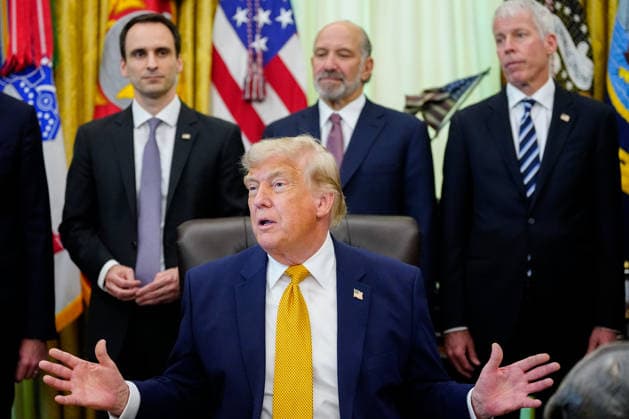 USA, Donald Trump unterzeichnet Executive Order im Oval Office des Weißen Hauses in Washington