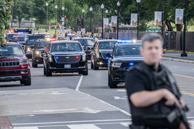 USA, Präsident Donald Trump kehrt gut bewacht zum Weißen Haus in Washington DC zurück