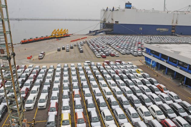 Indonesien, Autos im Containerhafen von Tanjung Priok bereit für den Export