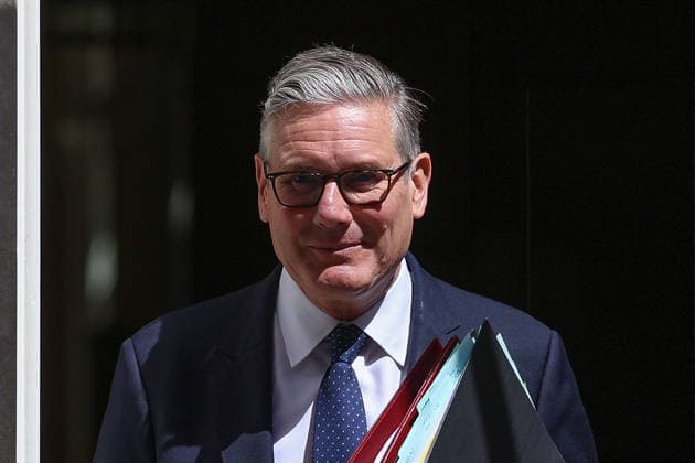 Großbritannien, Premier Keir Starmer vor 10 Downing Street in London
