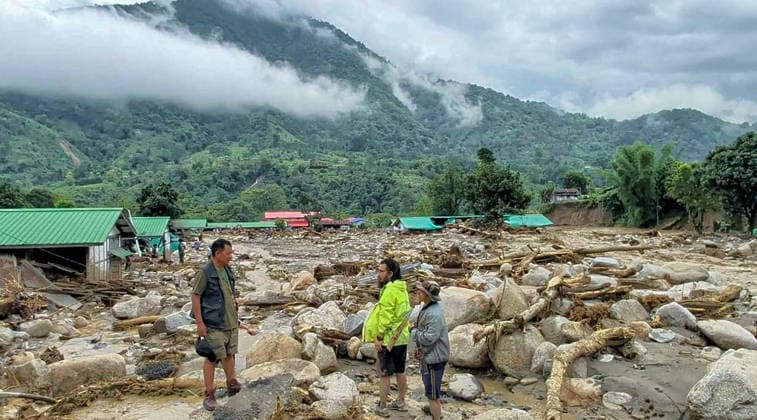 Indien, Hochwasser nach Starkregen beschädigt Häuser in Panyor