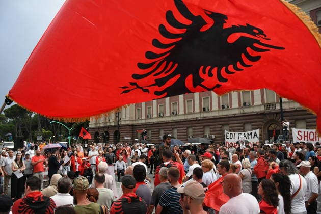 Albanien, Proteste gegen geplante Privatisierung von Küstenflächen für Luxusprojekt in Zvernec bei Vlora dauern in Tirana an