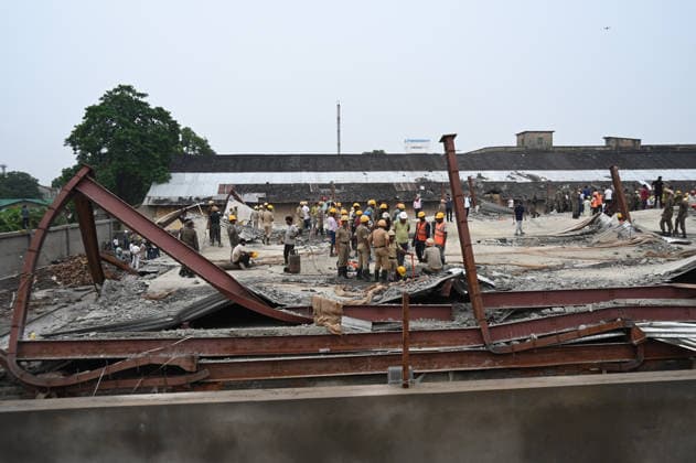 Indien, Einsturz einer im Bau befindlichen Lagerhalle in Kolkata