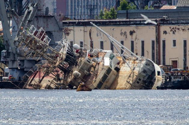Russland, Bergung des Schlepperboots Kapitan Ushakov in der Baltischen Werft in St. Petersburg