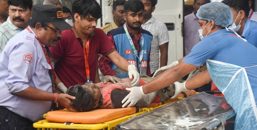 Indien, Rettungseinsatz nach Einsturz eines dreistöckigen Lagerhaus-Neubaus in Kolkata
