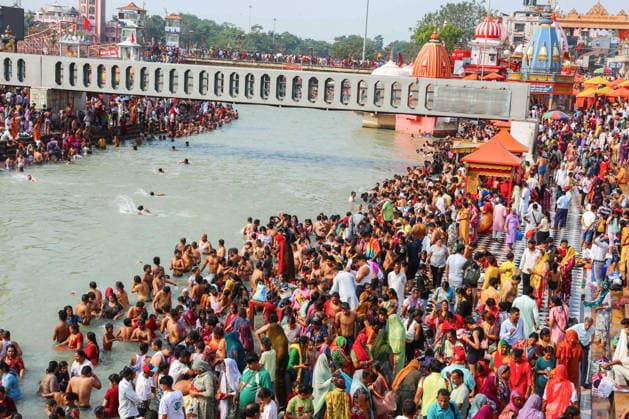 Indien, Gläubige nehmen heiliges Bad zum Nirjala Ekadashi Fest in Haridwar
