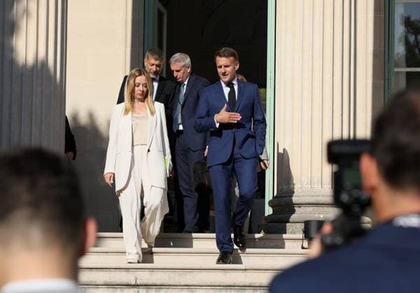 Frankreich, Französisch-italienischer Gipfel Emmanuel Macron empfängt Giorgia Meloni in Antibes