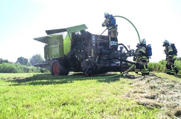 Niedersachsen, Rundballenpresse brennt auf Feld in Leer