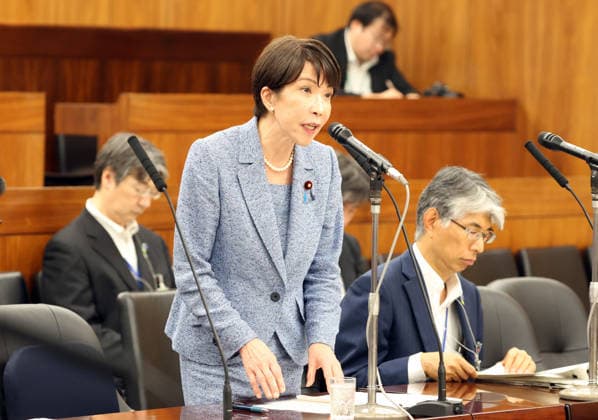 Japan, Sanae Takaichi beantwortet Frage im Oberhaus-Ausschuss für Katastrophenschutz im Nationalparlament in Tokio