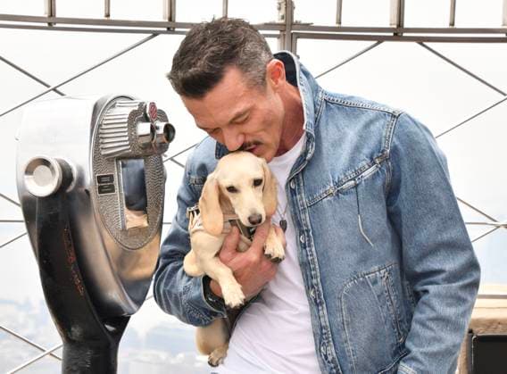 Celebrity, Luke Evans besucht Empire State Building in New York