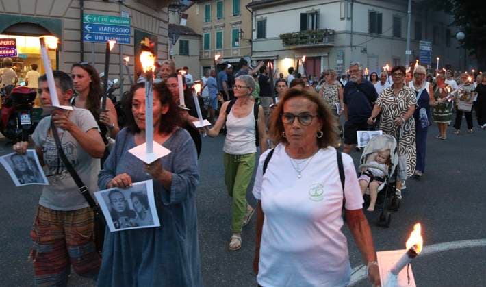 Italien, Fackelzug zum Gedenken an die Opfer eines Doppelmords in Camaiore
